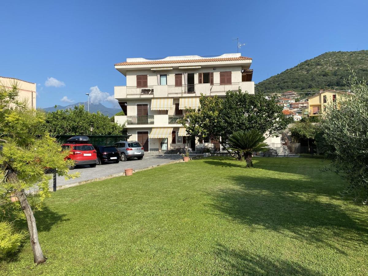 I Fiori Di Pietra Aparthotel Pietra Ligure Exteriör bild