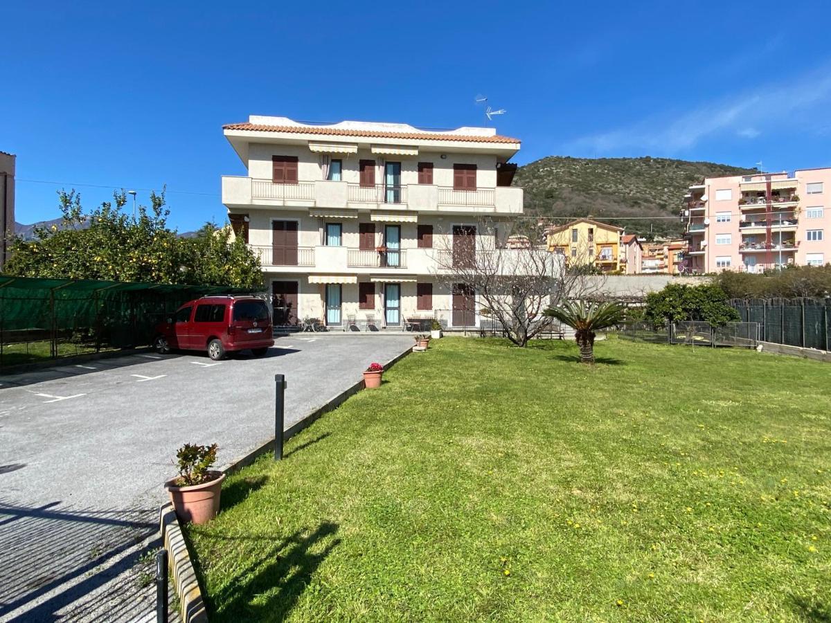 I Fiori Di Pietra Aparthotel Pietra Ligure Exteriör bild