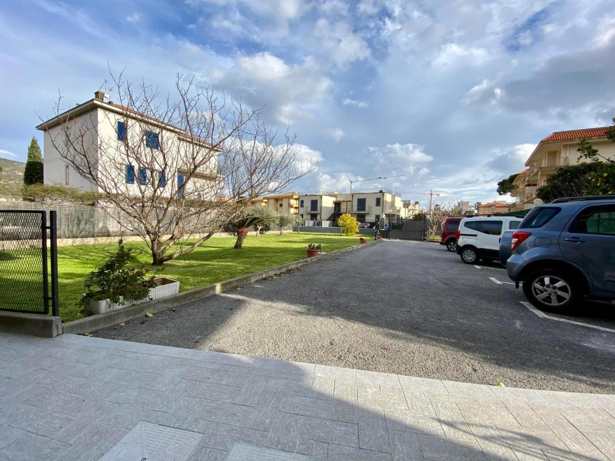 I Fiori Di Pietra Aparthotel Pietra Ligure Exteriör bild