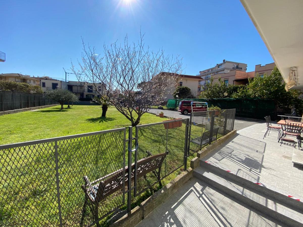 I Fiori Di Pietra Aparthotel Pietra Ligure Exteriör bild