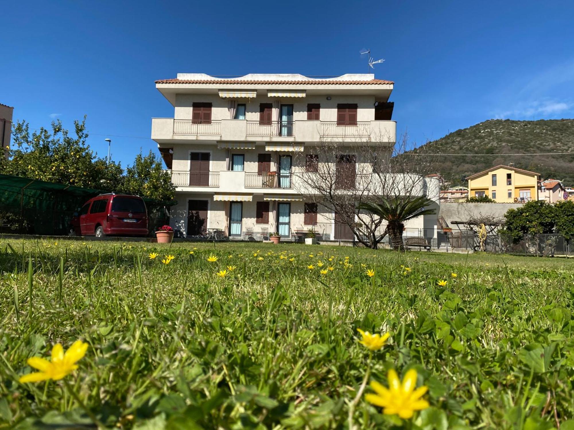 I Fiori Di Pietra Aparthotel Pietra Ligure Exteriör bild