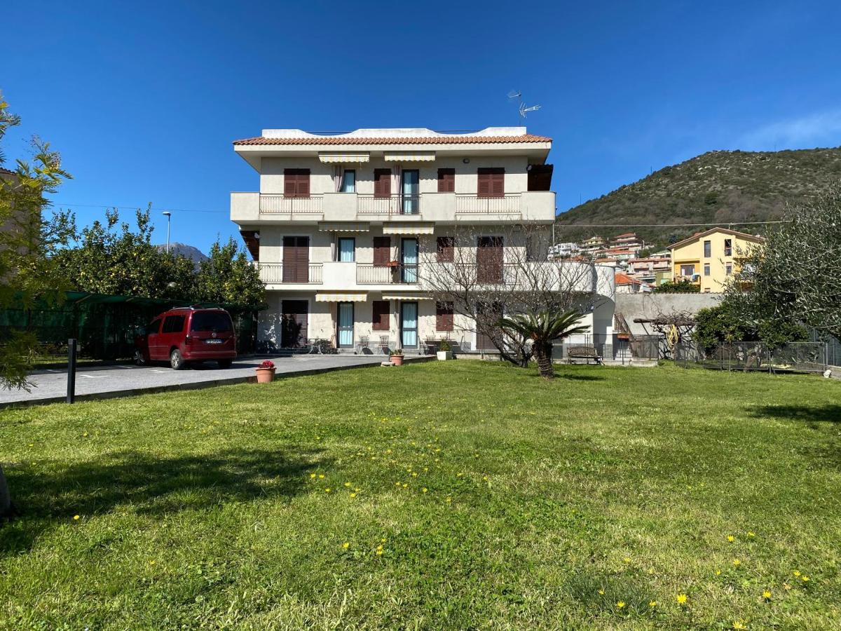 I Fiori Di Pietra Aparthotel Pietra Ligure Exteriör bild
