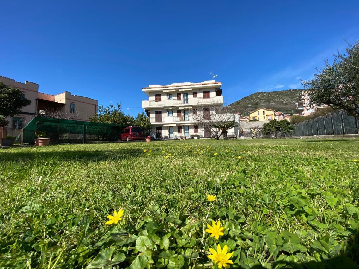 I Fiori Di Pietra Aparthotel Pietra Ligure Exteriör bild