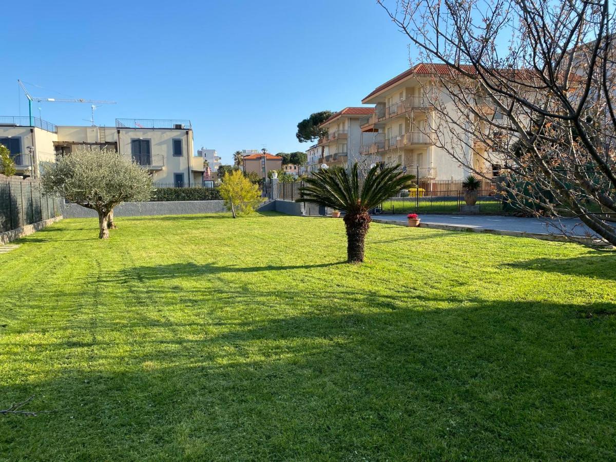 I Fiori Di Pietra Aparthotel Pietra Ligure Exteriör bild
