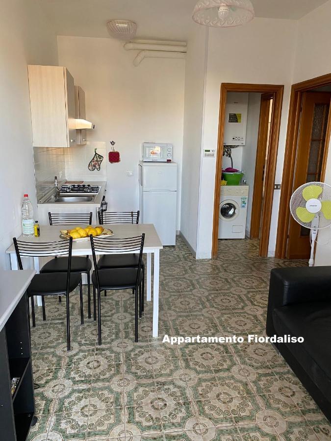 I Fiori Di Pietra Aparthotel Pietra Ligure Exteriör bild